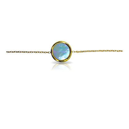 Dettaglio del riflesso cangiante sul bracciale Medea in versione gold